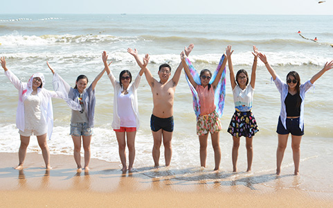 享受阳光，拥抱海水，cabet258人牵手漫步银滩！